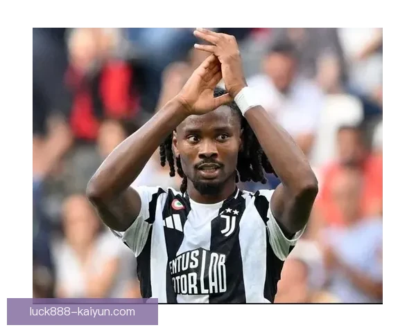 小图拉姆凭借身体优势在赛场上崭露头角，展现出耀眼的足球天赋